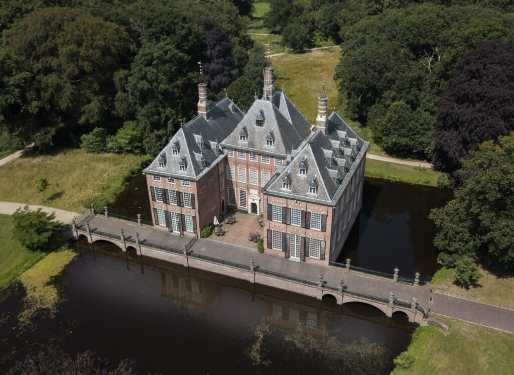 Vergaderlocatie. Vergaderen in een kasteel. Congreslocatie.